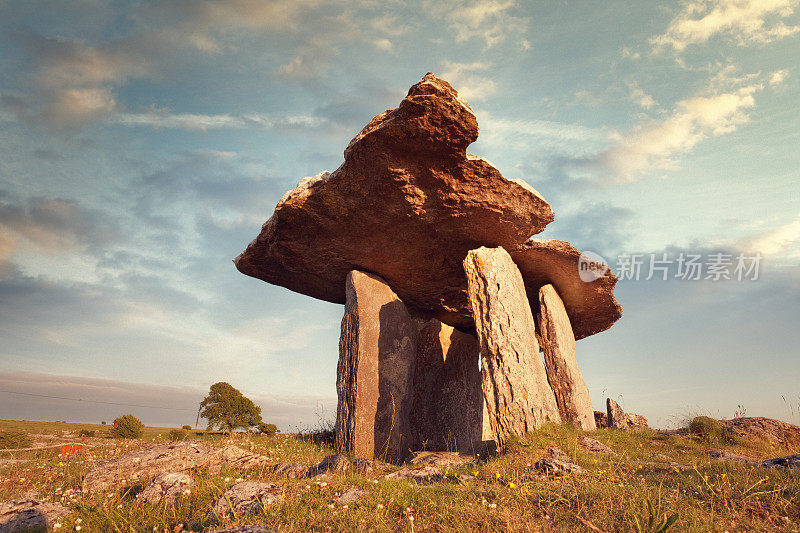 爱尔兰的Poulnabrone dolmen